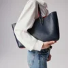 Cabata Small – Tote Bag – Kalbsleder und Spikes – Zaffiro