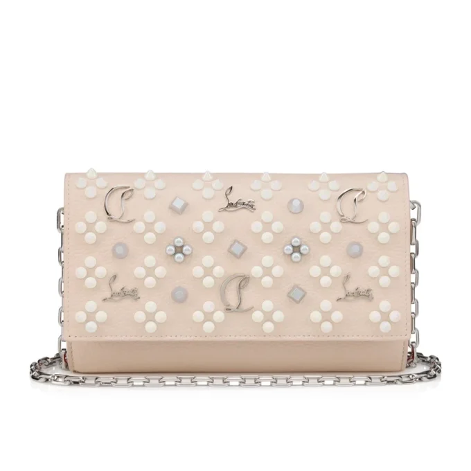 Paloma – Geldbörse an Kette – genarbtes Kalbsleder und Spikes Loubinthesky – Leche