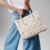 Paloma Medium – Tasche mit Henkel – genarbtes Kalbsleder und Loubinthesky-Spikes – Leche Paloma Medium – Tasche mit Henkel – genarbtes Kalbsleder und Loubinthesky-Spikes – Leche