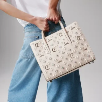 Paloma Medium – Tasche mit Henkel – genarbtes Kalbsleder und Loubinthesky-Spikes – Leche