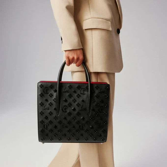 Paloma Medium – Tasche mit Henkel – genarbtes Kalbsleder und Louboutin-typische Nieten – Schwarz Paloma Medium – Tasche mit Henkel – genarbtes Kalbsleder und Louboutin-typische Nieten – Schwarz