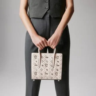 Paloma Mini – Handtasche mit Tragegriff – genarbtes Kalbsleder und Loubinthesky-Spikes – Leche
