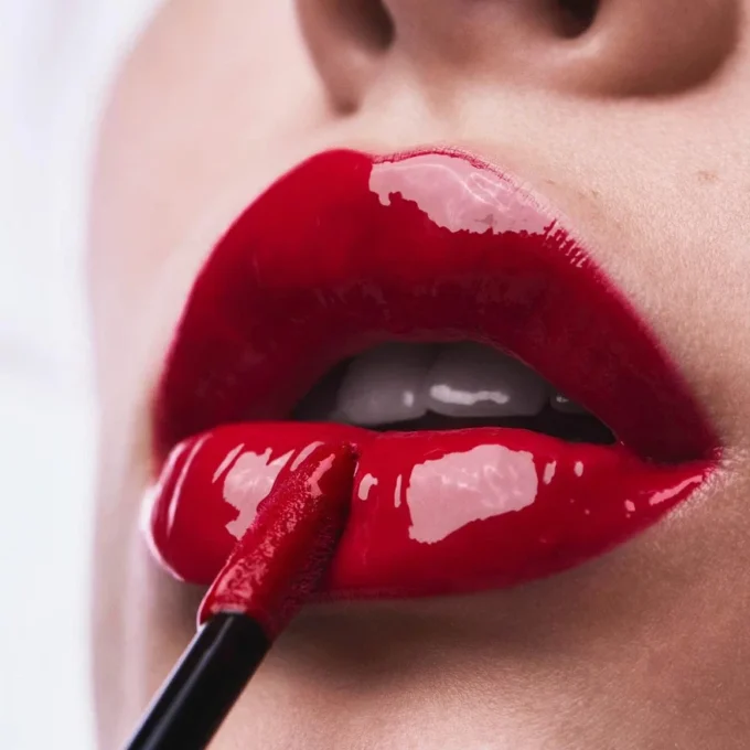 Rouge Stiletto Vinyl Gloss Fire Red 115V Fire Red – Christian Louboutin Beauty Vereinigte Staaten