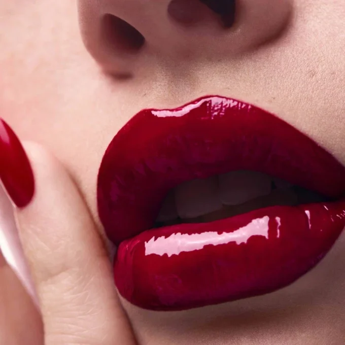 Rouge Stiletto Vinyl Gloss Rouge Louboutin 001V Rouge Louboutin – Christian Louboutin Beauty Vereinigte Staaten