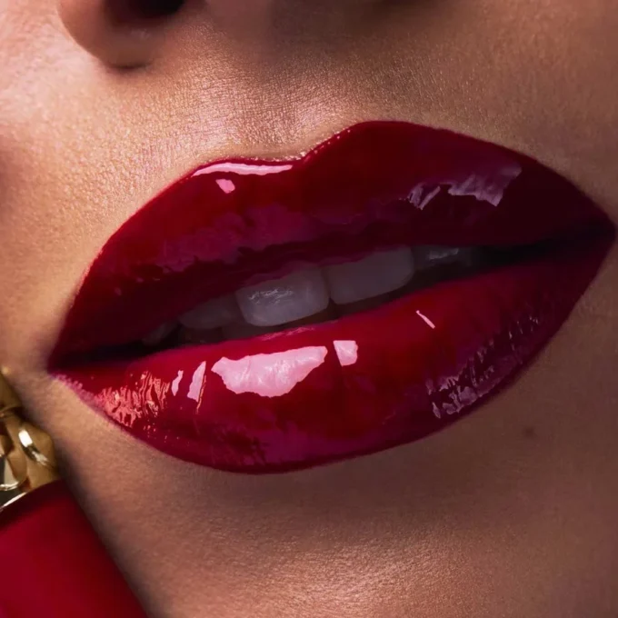 Rouge Stiletto Vinyl Gloss Rouge Louboutin 001V Rouge Louboutin – Christian Louboutin Beauty Vereinigte Staaten
