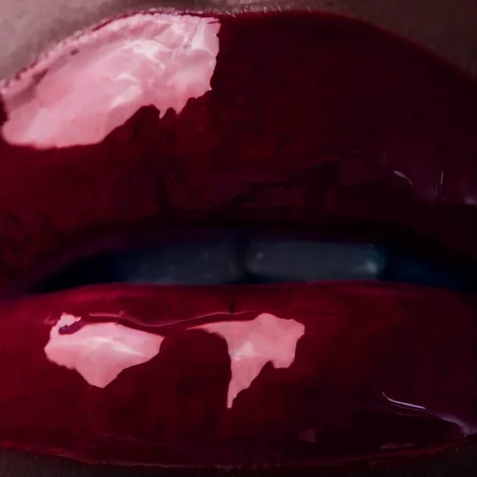 Rouge Stiletto Vinyl Gloss Rouge Louboutin 001V Rouge Louboutin – Christian Louboutin Beauty Vereinigte Staaten